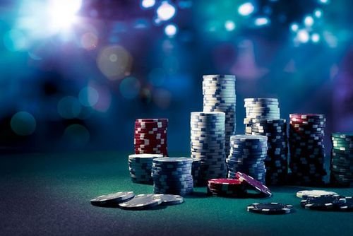 Suasana permainan bingo online MCM Bola dengan banyak pemain aktif di ruangan virtual